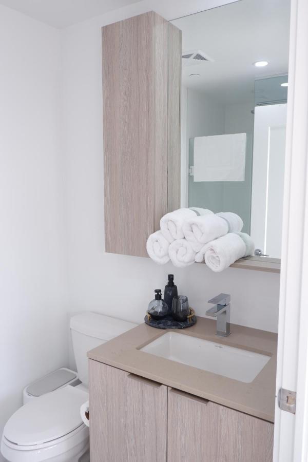 Modern Luxury Waterfront Condo Mississauga Zewnętrze zdjęcie