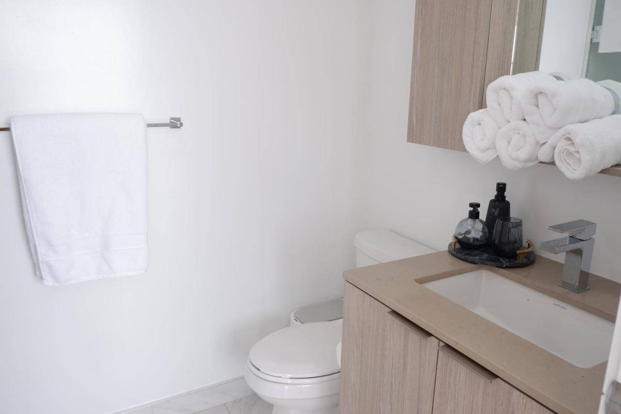 Modern Luxury Waterfront Condo Mississauga Zewnętrze zdjęcie
